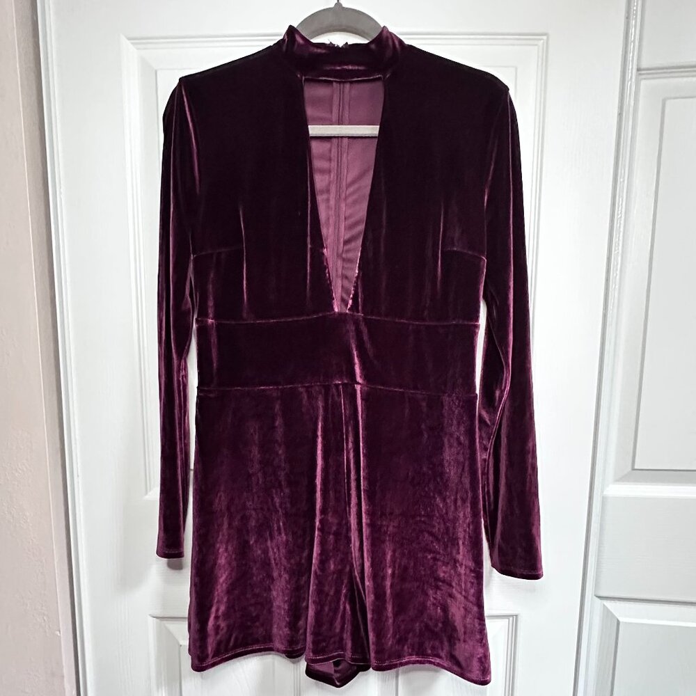 Express Womens Sz Med Wine Burgundy Long Sleeve Choker Neck Velvet Shorts Romper